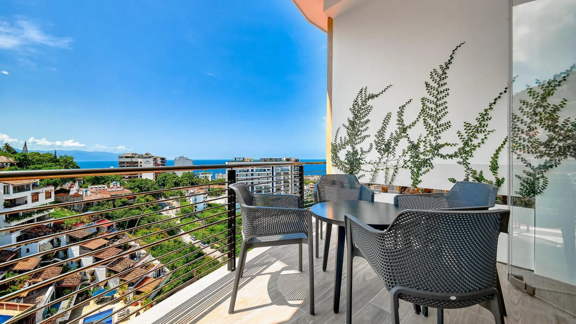 Maxwell Residences Romantic Zone Puerto Vallarta México